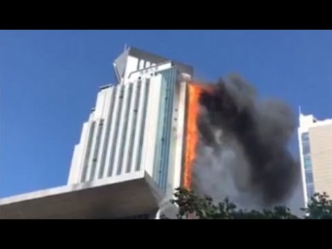 بالفيديو لحظة اندلاع حريق هائل في ناطحة سحاب صينية