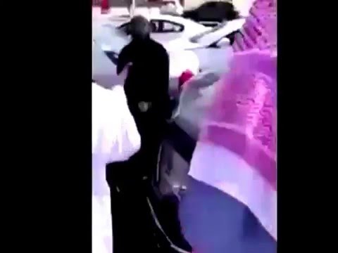 شاهد شاب يعتدي على شقيقته في الرياض