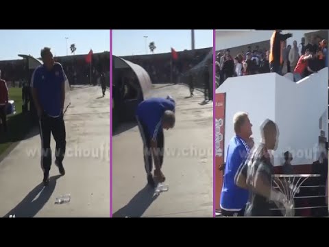 بالفيديو لحظة رشق جماهير الوداد توشاك بقنينة