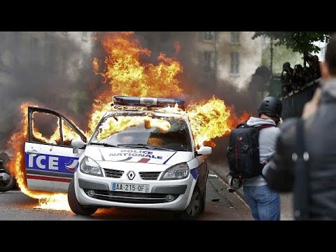 بالفيديو شاهد حرق سيارة للشرطة خلال مظاهرة في باريس
