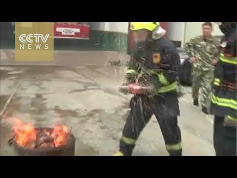 بالفيديو استخدام المشروبات الغازية كأحدث طريقة لإطفاء الحرائق