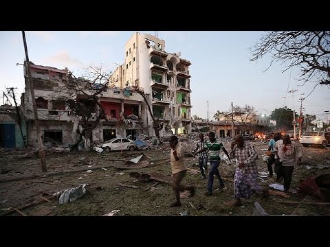 شاهد قتلى في هجوم تبنته حركة الشباب على فندق في مقديشو