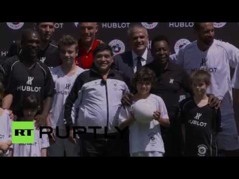 شاهد مارادونا وبيليه وجها لوجه في باريس