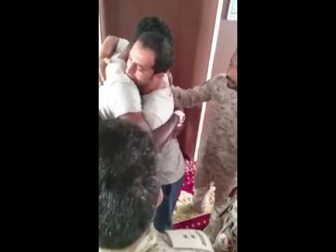 بالفيديو طيار أميركي يشهر إسلامه على يد زميله السعودي