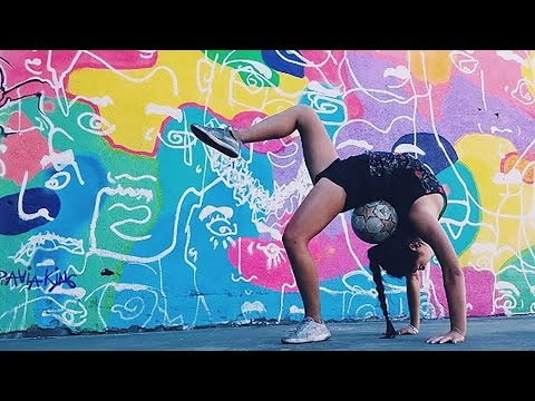 شاهد فتاة تنافس رونالدو وميسي في مهارات كرة القدم