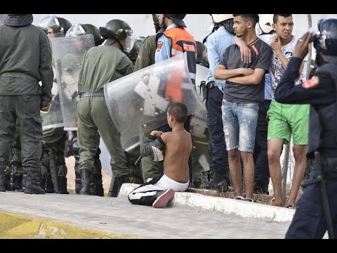 شاهد  المصالح الأمنية تمنع الجماهير الودادية من الدخول إلى ملعب مولاي رشيد