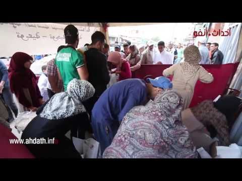 بالفيديو لاعب الرجاء بنحليب  وعدة شباب آخرين يوزعون الإفطار المجاني