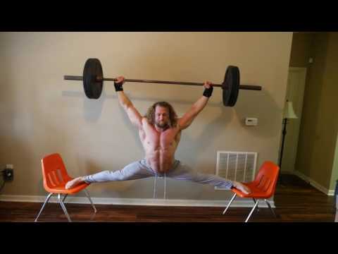 بالفيديو رجل يستعرض مهاراته في رفع الأثقال وهو يقف على كرسيين