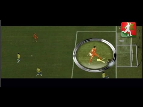 بالفيديو أول مرة في تاريخ كرة القدم حكم مباراة ينتظر مكالمة