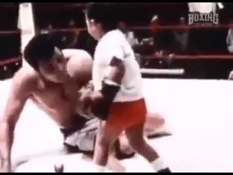 شاهد الأسطورة محمد علي كلاي يخسر أمام طفل لتحقيق رغبته