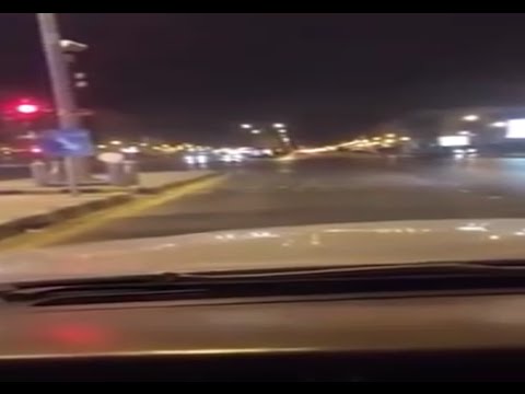 شاب يحاول أن يخدع كاميرات المرور