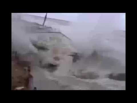 شاهد الأمواج العاتية تبتلع منزلًا في الهند