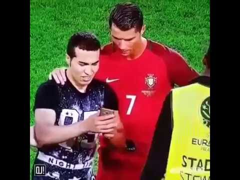 بالفيديو رونالدو يمنع رجال الأمن من إعتقال مُشجع نزل الى الملعب