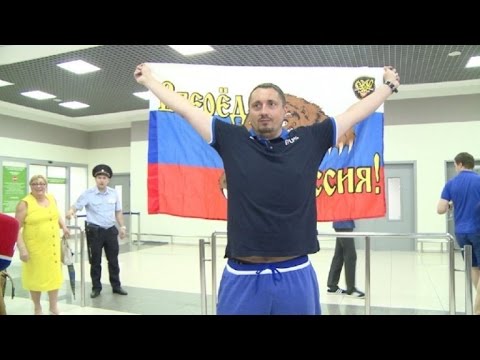 بالفيديو مشجعو المنتخب الروسي الذين طردتهم فرنسا يصلون الى بلدهم