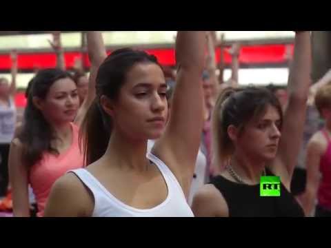 الآلاف يمارسون اليوغا وسط نيويورك