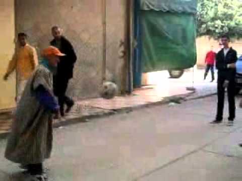 بالفيديو شاهد رجل عجوز يحطم جميع لاعبي كرة القدم في العالم بمهارته
