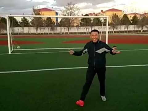 شاهد كيف خدع رجل حارس مرمى وسجل هدفًا