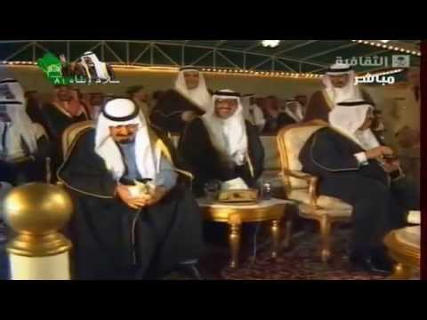 الملك عبد الله يمسك حمامة ثم يطلقها أثناء الحفل