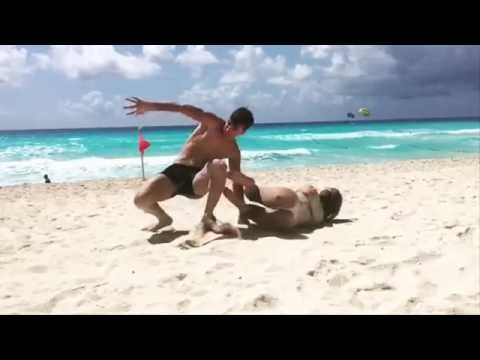 شاهد لاعب أرجنتيني يعرقل صديقته