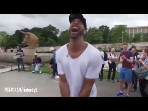 شاهد شاب يُحرج لاعب كرة القدم الشهير ريو فرديناند