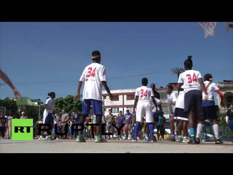 بالفيديو نجم كرة سلة أميركي يقدم درسا نموذجيا