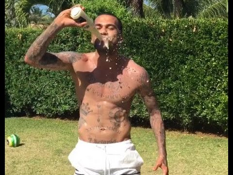 داني ألفيش يفتح زجاجة مياه غازية بـدبل كيك