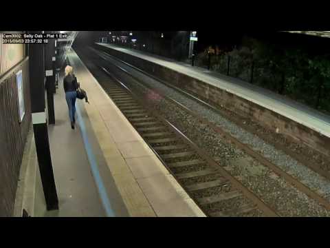 كاميرا مراقبة تفضح شابًا حاول الاعتداء على طالبة في بريطانيا