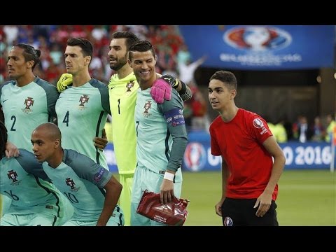 بالفيديو مشجع يشارك لاعبي منتخب البرتغال الصورة التذكارية