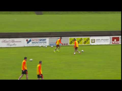 بالفيديو مدرب إيفرتون يحرز هدفًا رائعًا خلال تدريبات الفريق