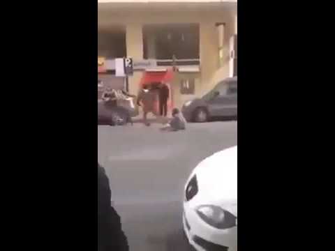 شاهد عملية سرقة في وضح النهار لسيدة أمام الجميع في الدار البيضاء