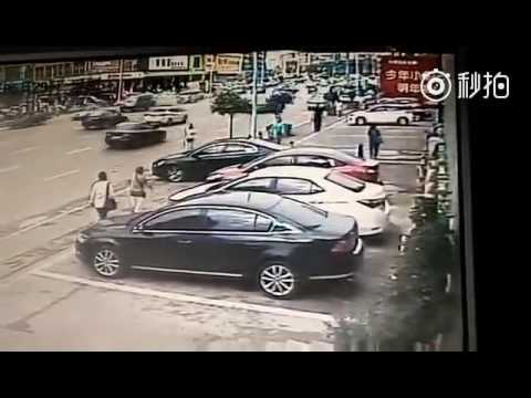 شاهد سيدتان تدخلان دائرة الموت في 3 ثوانى