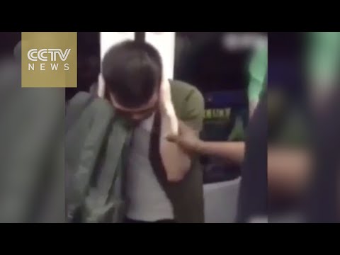 بالفيديو تشابه نطق كلمتين يدفع رجلًا أسود لضرب صيني في بلاده