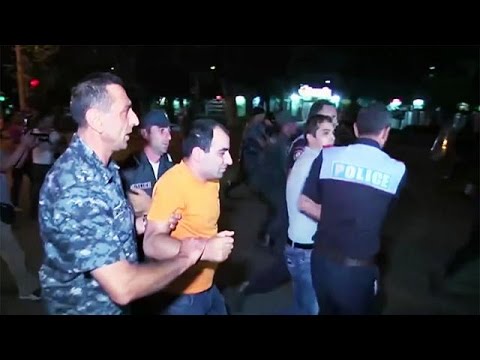 شاهد 60 جريحًا في مواجهات حادة بين الشرطة ومتظاهرين في أرميني