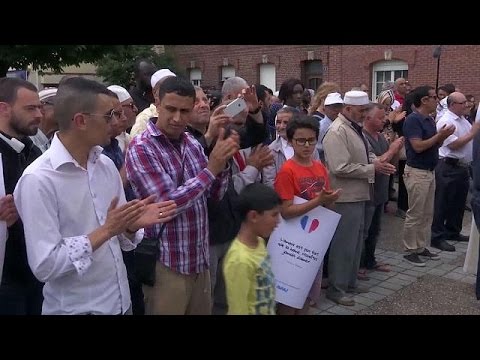 شاهد المسلمون والمسيحيون يصلون في مختلف الكنائس للتنديد بالإرهاب