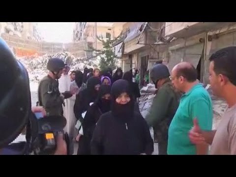 شاهد غموض يلف خروج عائلات من أحياء حلب المحاصرة