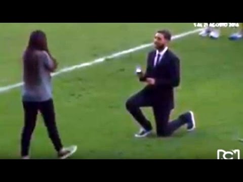 شاهد لاعب كولومبى يطلب يد حبيبته أمام الجماهير