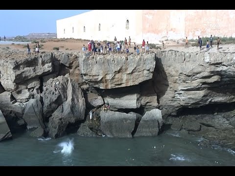 شاهد  أطفال وشباب يرمون أنفسهم إلى الغرق في شاطئ سيدي موسى