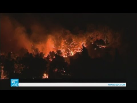 شاهد رجال الإطفاء يكافحون  لاحتواء حرائق هائلة