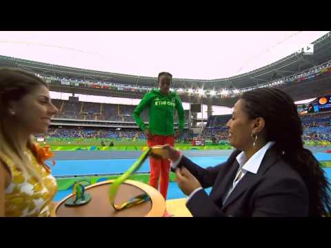 بالفيديو أيانا تحطم الرقم القياسي في 10 الاف متر عدو وتهدي إثيوبيا الذهبية الأولى