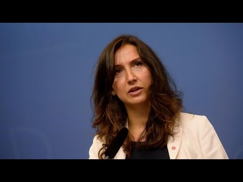 الكحول يتسبب باستقالة اصغر وزيرة في السويد