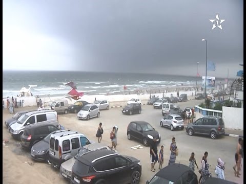 شاهد عاصفة رملية قوية تهاجم المصطافين في شاطئ المهدية