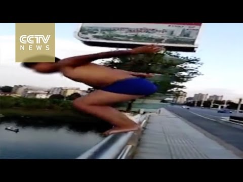 شاهد صينى يقفز من أعلى جسر ارتفاعه 25 مترًا