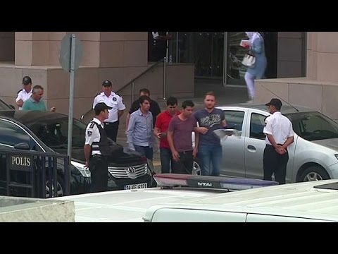 بالفيديو الشرطة التركية تقتحم ثلاث محاكم في إسطنبول