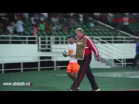 شاهد  الجمهور الودادي  يكشف غضبه على توشاك