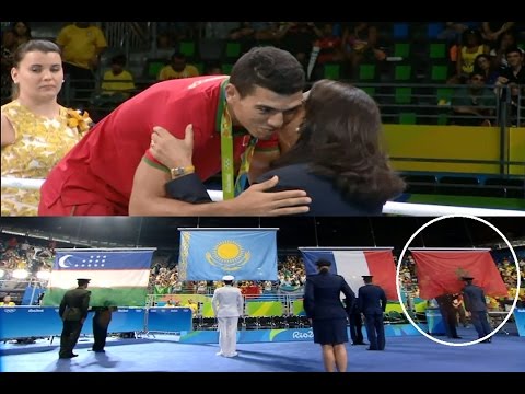 لحظة تتويج الملاكم المغربي محمد ربيعي من قبل نوال المتوكل