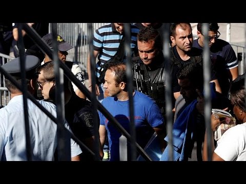 شاهد سلطات اللجوء في أثينا تستمع للطيارين الأتراك الفارين