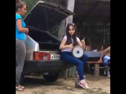 بالفيديوشاهد فتاة حسناء تعزف على الطبلة