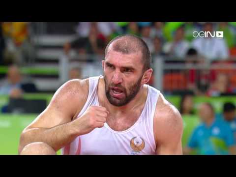 شاهد  الأميركي سنايدر يحرز ذهبية وزن 97 كلغ