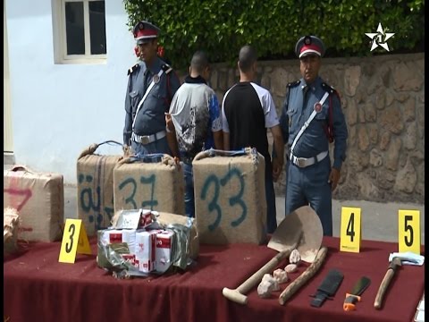 بالفيديو شاهد ضبط سيارتين محملتين بالمخدرات و مشروبات كحولية مهربة