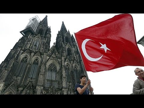 بالفيديو شاهد ميركل تطلب من المواطنين من أصل تركي إظهار الولاء لألمانيا